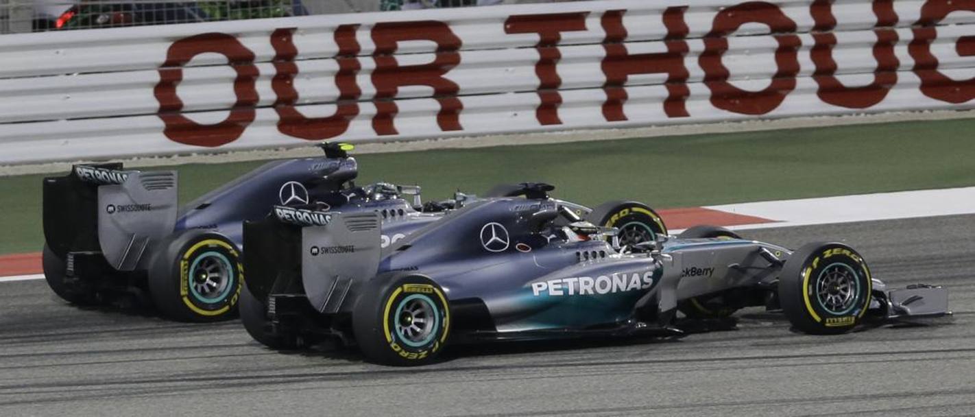 Gara aperta fra le Mercedes: ruota a ruota Hamilton-Rosberg. Ap